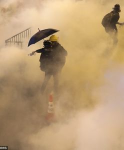 Hongkong. Brutalne starcia z policją, w stronę tłumu poleciał gaz łzawiący