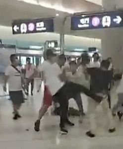 Atak na pasażerów metra w Hongkongu. Wpadli na peron i bili