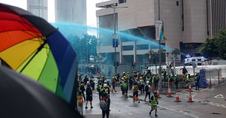 Hongkong. 13. weekend protestów. Policja bombarduje uczestników "niebieską wodą"