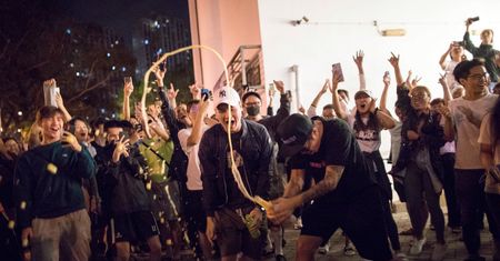 Hongkong. Opozycja pokazała czerwoną kartkę władzom miasta