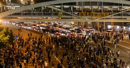 Hongkong. Kolejna manifestacja, policja znowu użyła gazu łzawiącego