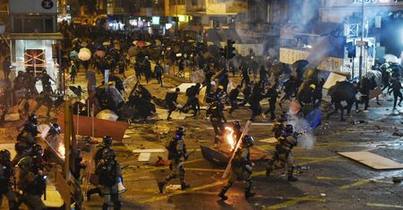 Hongkong. Trwają starcia z policją. Ratownicy zabierają rannych
