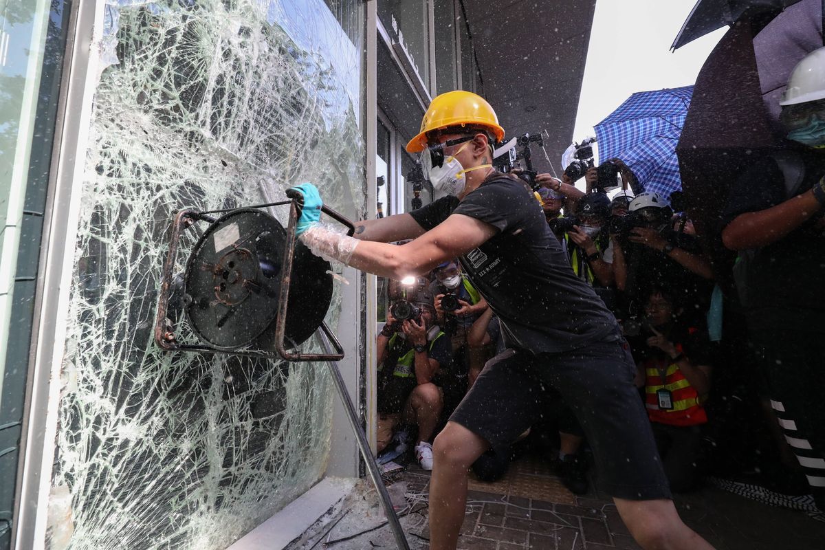 Zamieszki w Hongkongu. Demonstranci szturmują parlament