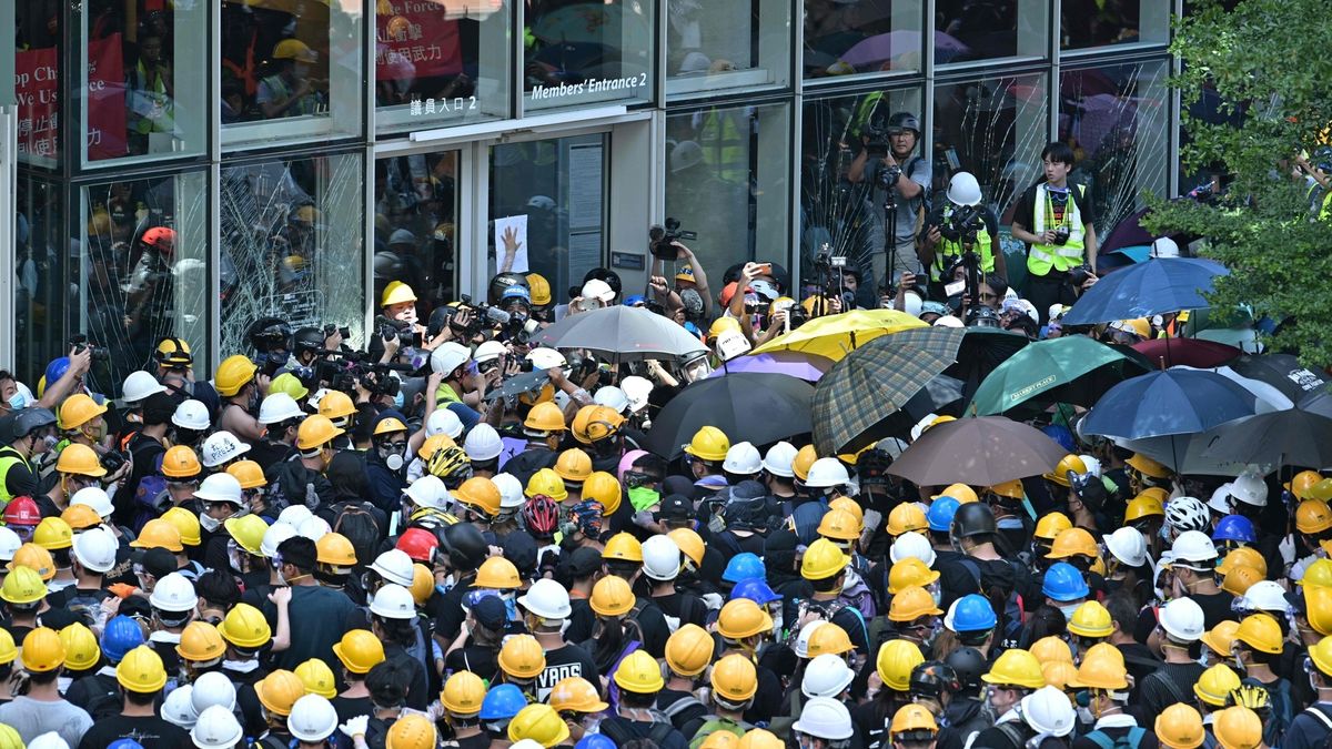 Prezes linii lotniczych z Hongkongu odchodzi po fali antyrządowych protestów.