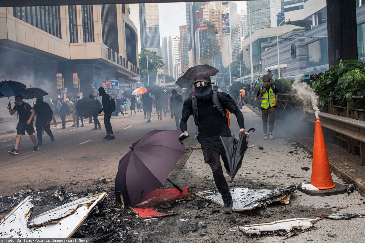 Protesty w Hongkongu. Demonstranci wrzucili do stacji metra koktajle Mołotowa