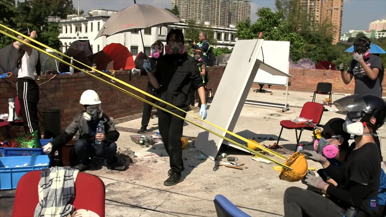 Hongkong. Na terenie kampusu pozostało 100 demonstrantów