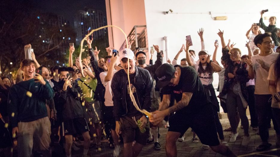 Hongkong. Tłum wiwatuje tuż po ogłoszeniu wstępnych wyników