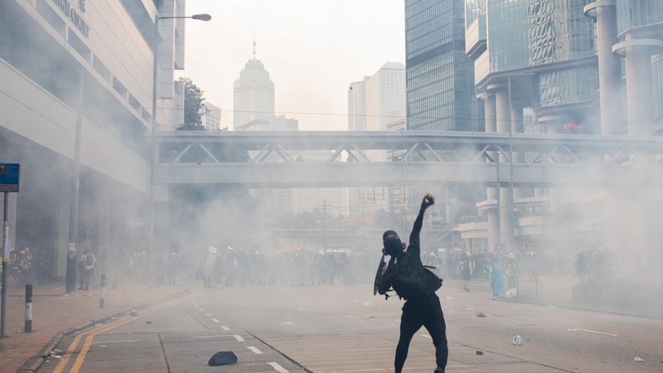 Hongkong. Policja postrzeliła protestującego 21-latka, jego stan jest krytyczny