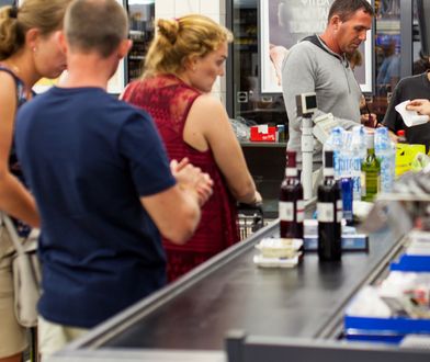 Koronawirus w Polsce. Sklepy próbują chronić swoich pracowników