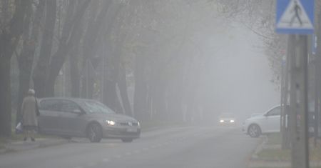Gęsty mgły w ośmiu województwach. Rządowe Centrum Bezpieczeństwa ostrzega kierowców