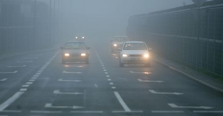 Automatyczne światła nie zdają egzaminu we mgle. Kierowcy o tym zapominają