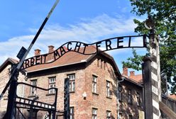 Robią sobie z Auschwitz żarty. Kolejny turysta, który wydrapał swoje imię na ścianie