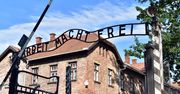 Robią sobie z Auschwitz żarty. Kolejny turysta, który wydrapał swoje imię na ścianie