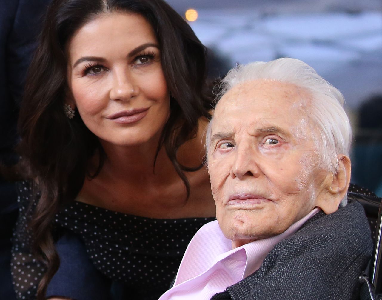 Kirk Douglas na rodzinnym zdjęciu. Zmieściły się cztery pokolenia