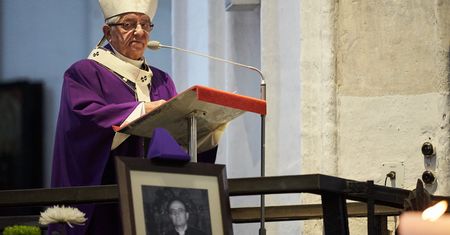 Abp Głódź na pasterce o "wrogach Kościoła" i opozycji