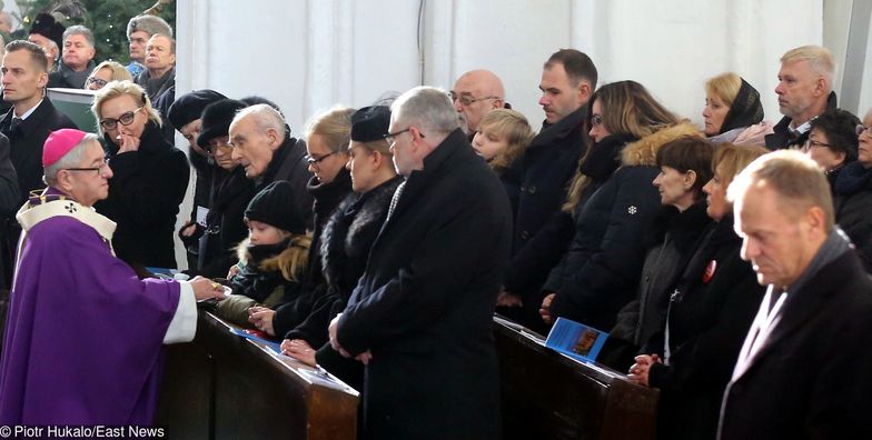 Abp Leszek Sławoj Głódź i rodzina zamordowanego Pawła Adamowicza podczas pogrzebowej mszy świętej w Bazylice Mariackiej.