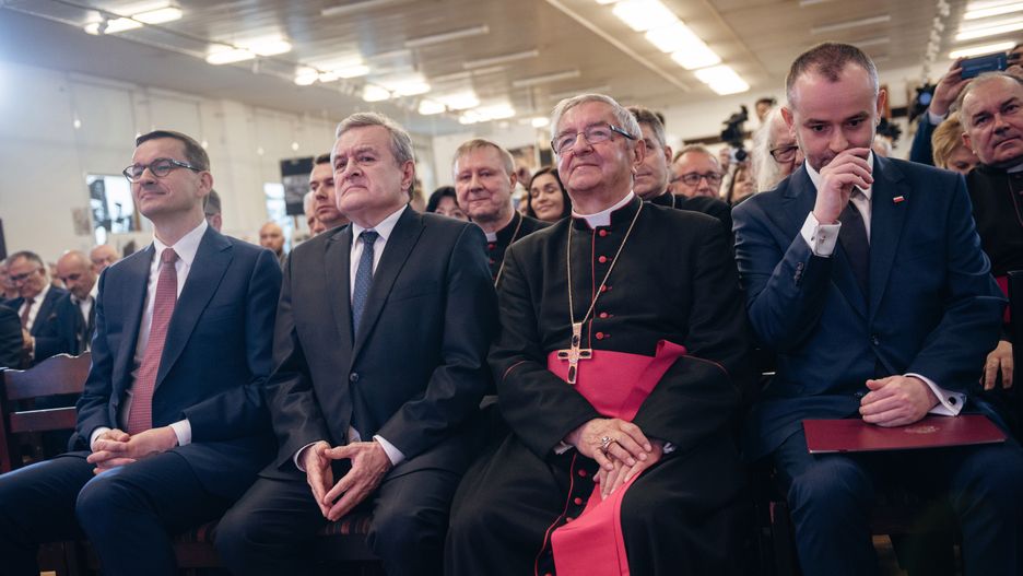 Abp Sławoj Leszek Głódź w otoczeniu polityków PiS.