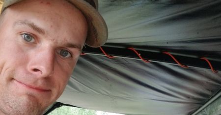 Tata na odległość. Bartek nawet kąpie córeczkę przez internet