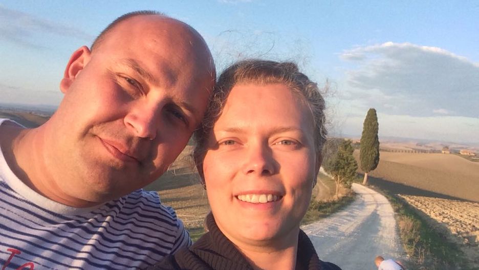 Julka i Michał przez miesiąc żyją razem, przez miesiąc - osobno. Ale rozmawiają ze sobą codziennie, więc święta razem nie są przerażającą perspektywą