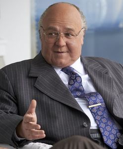 "Na cały głos": Medialna propaganda od kuchni. Recenzja serialu z Russellem Crowe'em