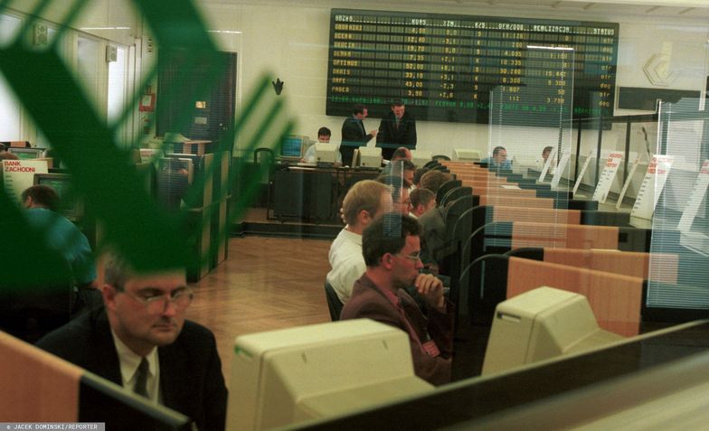 Tak wyglądał handel akcjami na giełdzie w Warszawie w 1999 roku.