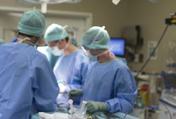 Przemęczeni lekarze operują pacjentów