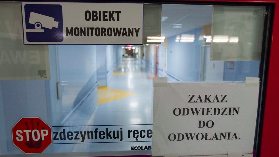Zakazy odwiedzin wprowadziły m.in. szpitale w Lublinie i Wrocławiu