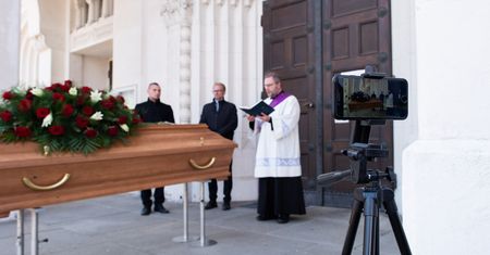 Koronawirus w Polsce. Mieśnik: "Byłem na pogrzebie na Facebooku. Miesiąc temu spotkałby mnie za to hejt"