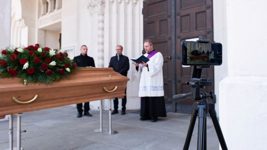 Tak wyglądają pogrzeby w dobie koronawirusa.