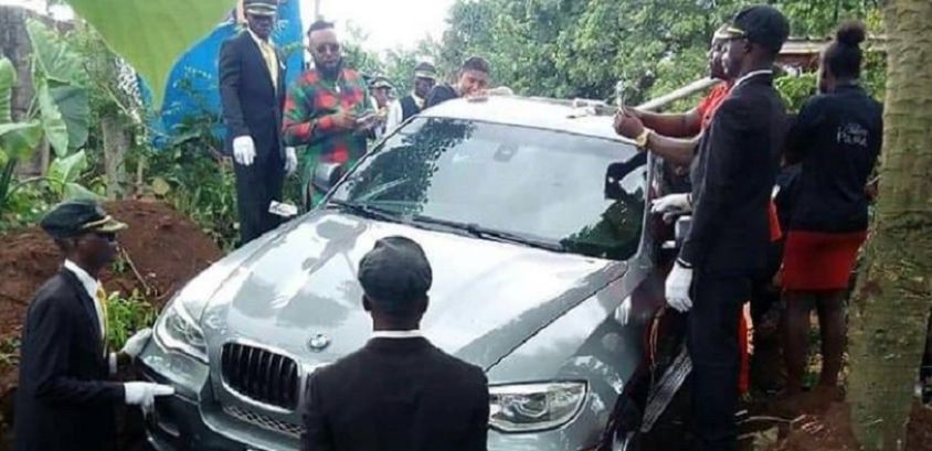 Nigeryjczyk pochował ojca w pachnącym nowością BMW. Ludzie nie mogą mu wybaczyć