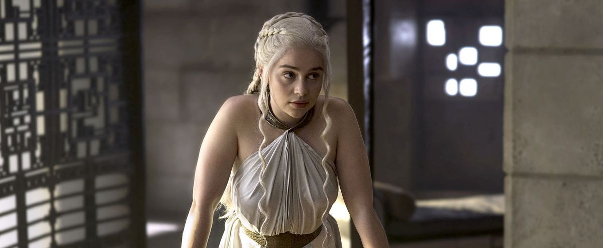 Emilia Clarke na planie serialu "Gra o tron"