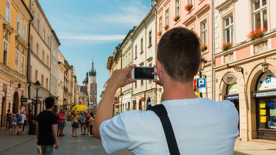 Aparat w telefonie to najpopularniejszy spośród sprzętów fotograficznych używanych podczas podróży przez turystów z Polski