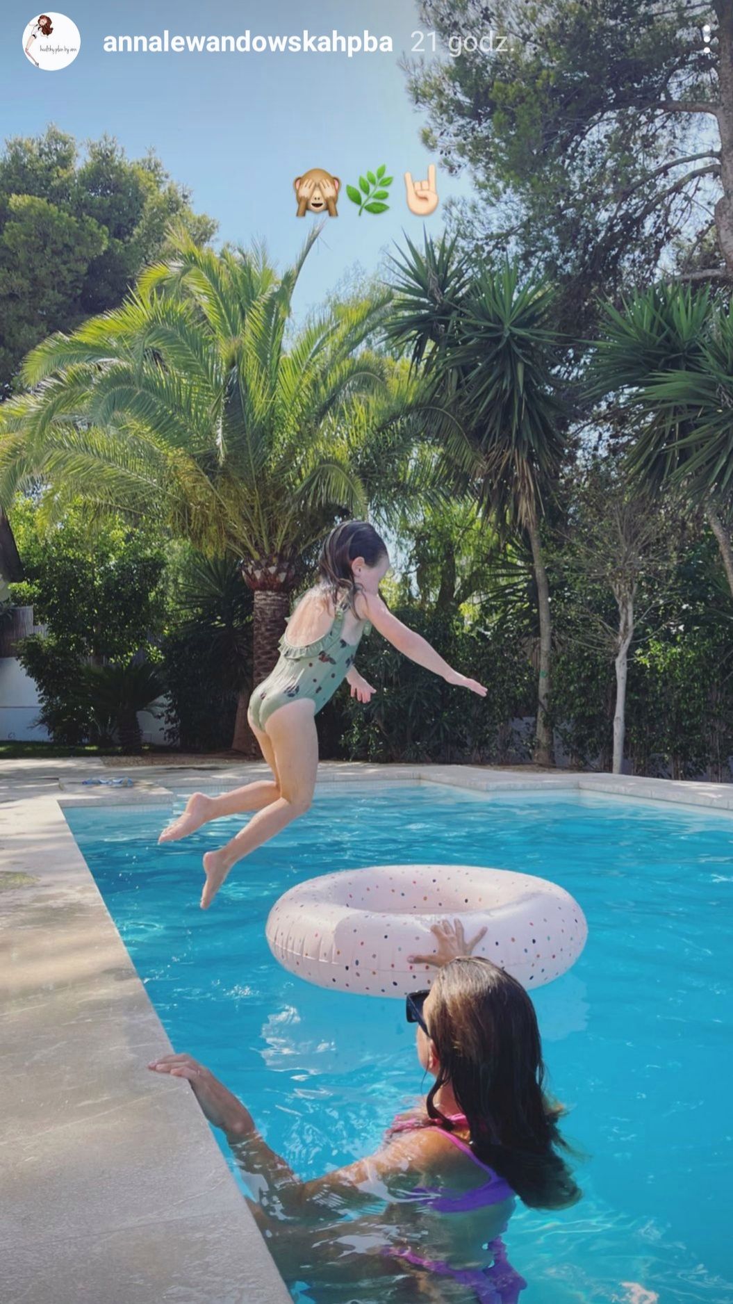 Anna Lewandowska i córki szaleją nad basenem