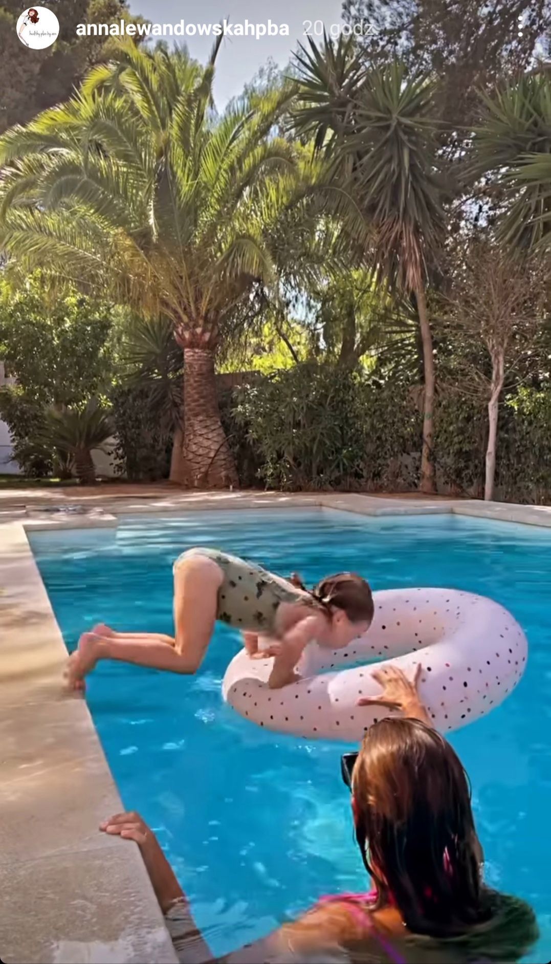 Anna Lewandowska i córki szaleją nad basenem