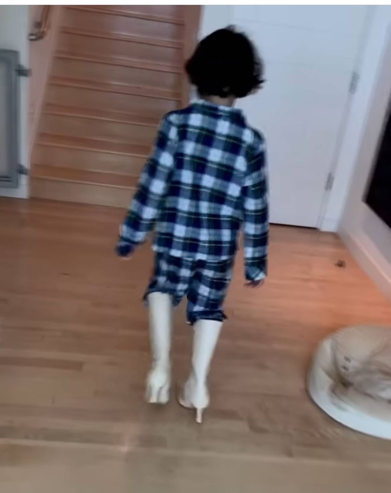 Syn Halle Berry chodzi w butach na obcasie