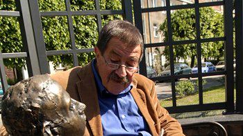 Guenter Grass w towarzystwie Oskara - bohatera książki "Blaszany bębenek"