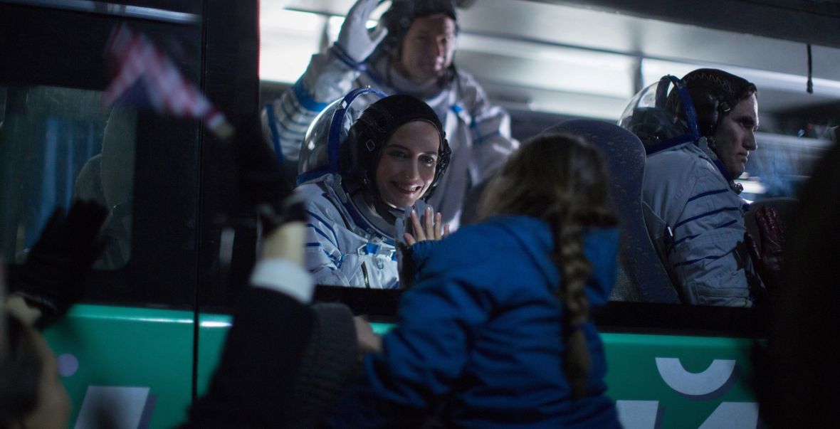 Film "Proxima" przedstawia historię Sarah Loreau, rozwódki, matki małej Stelli, astronautki. Sarah chce polecieć w kosmos, ale czeka ją rozłąka z ukochaną córką 