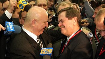 Józef Oleksy odbiera gratulacje od Krzysztofa Janika