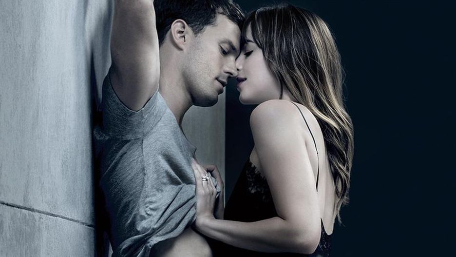 Plakat reklamujący "Nowe oblicze Greya" wygląda jak reklama perfum Armani For Him i For Her