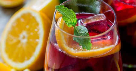 Domowa hiszpańska sangria. Ochłodzi i pysznie smakuje