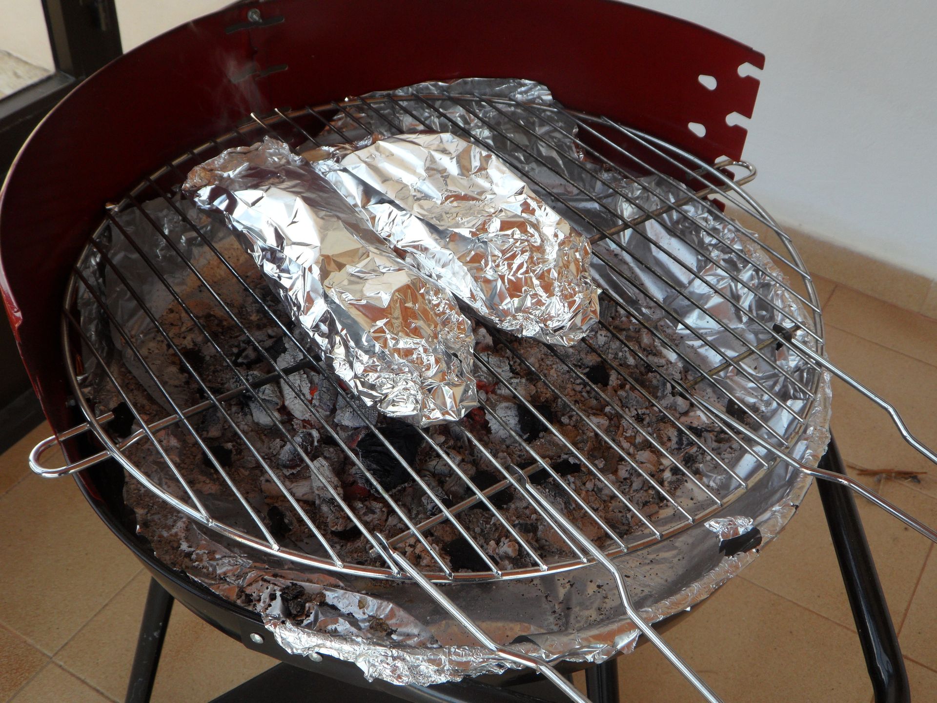 Grillowanie na balkonie - czy grozi za to mandat?