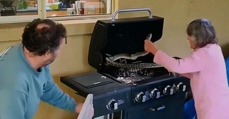 Znaleźli węże na grillu. Poprosili o pomoc babcię