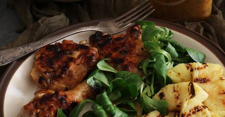 Kurczak z grilla marynowany w sosie vinaigrette, z grillowanym ananasem i sałatą