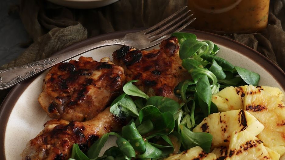 Kurczak z grilla marynowany w sosie vinaigrette, z grillowanym ananasem i sałatą