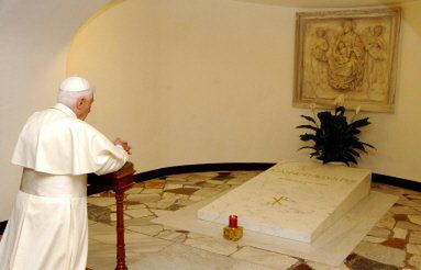 Benedykt XVI modlił się przy grobie Jana Pawła II