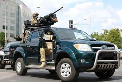 Żołnierze GROM pokazują swój samochód. Jeżdżą niezniszczalną Toyotą Hilux