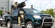 Żołnierze GROM pokazują swój samochód. Jeżdżą niezniszczalną Toyotą Hilux