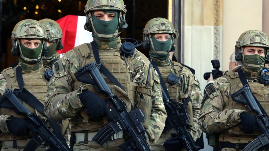 Operatorzy Gromu regularnie trenują szturm na samolot