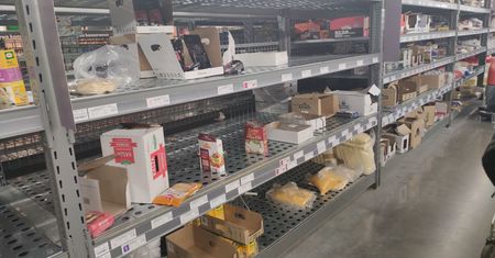 Puste półki w Warszawie. "Nie można nawet wody kupić"