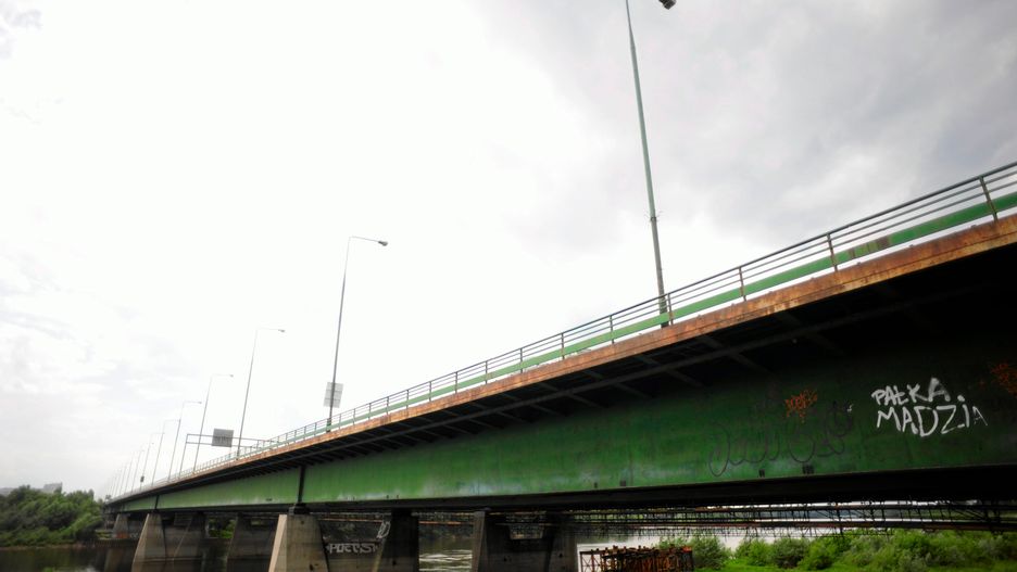 Mężczyzna stał za barierkami i groził skokiem do rzeki.